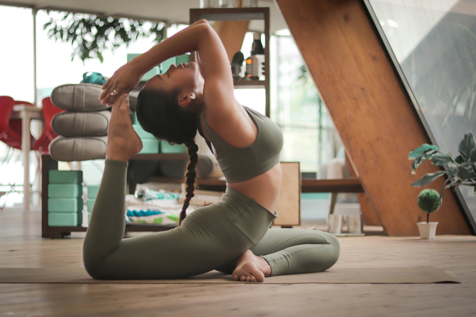 Professeur de yoga assise en posture méditative, lumière naturelle, tenue confortable